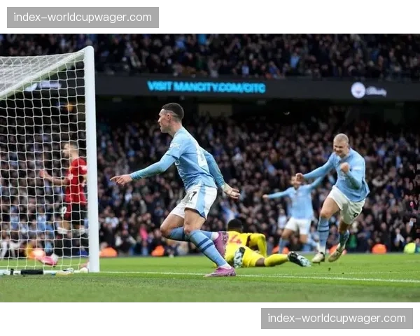 特写镜头：看台上，伤停的哈兰德紧握拳头为福登的进球欢呼