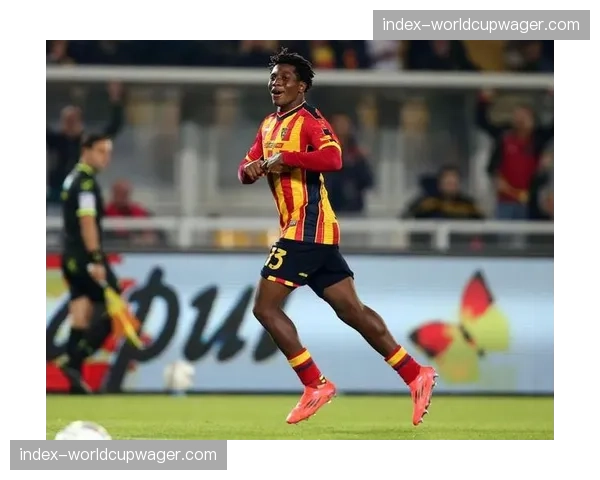 镜头聚焦:莱切后卫多古封堵传中后抽筋,被队友搀扶离场 镜头聚焦:莱切后卫多古封堵传中后抽筋,被队友搀扶离场