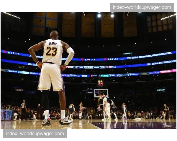 特写:伤病康复中的里斯·詹姆斯在健身房加练,目标提升回追速度 特写:伤病康复中的里斯·詹姆斯在健身房加练,目标提升回追速度