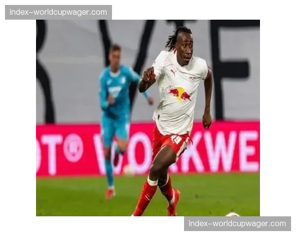 扬-迪奥曼德制胜进球后的庆祝，莱比锡欧冠梦想更加接近